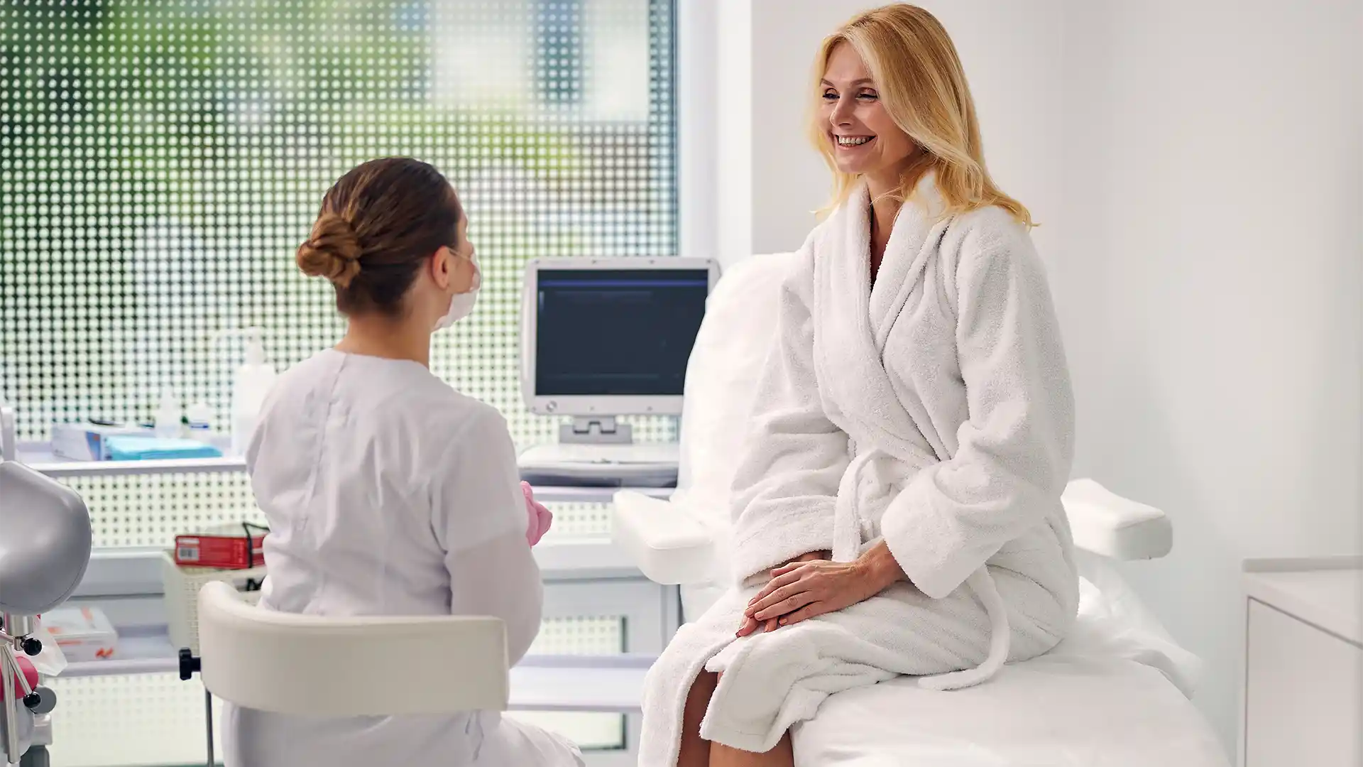 Terapeuticenter Assistente Ginecologa dialoga con la paziente durante la visita ginecologica ed assicura massimo supporto e rispetto ed attenzione. Terapeuticenter centro medico chirurgico a 20 minuti da Torino e Cuneo